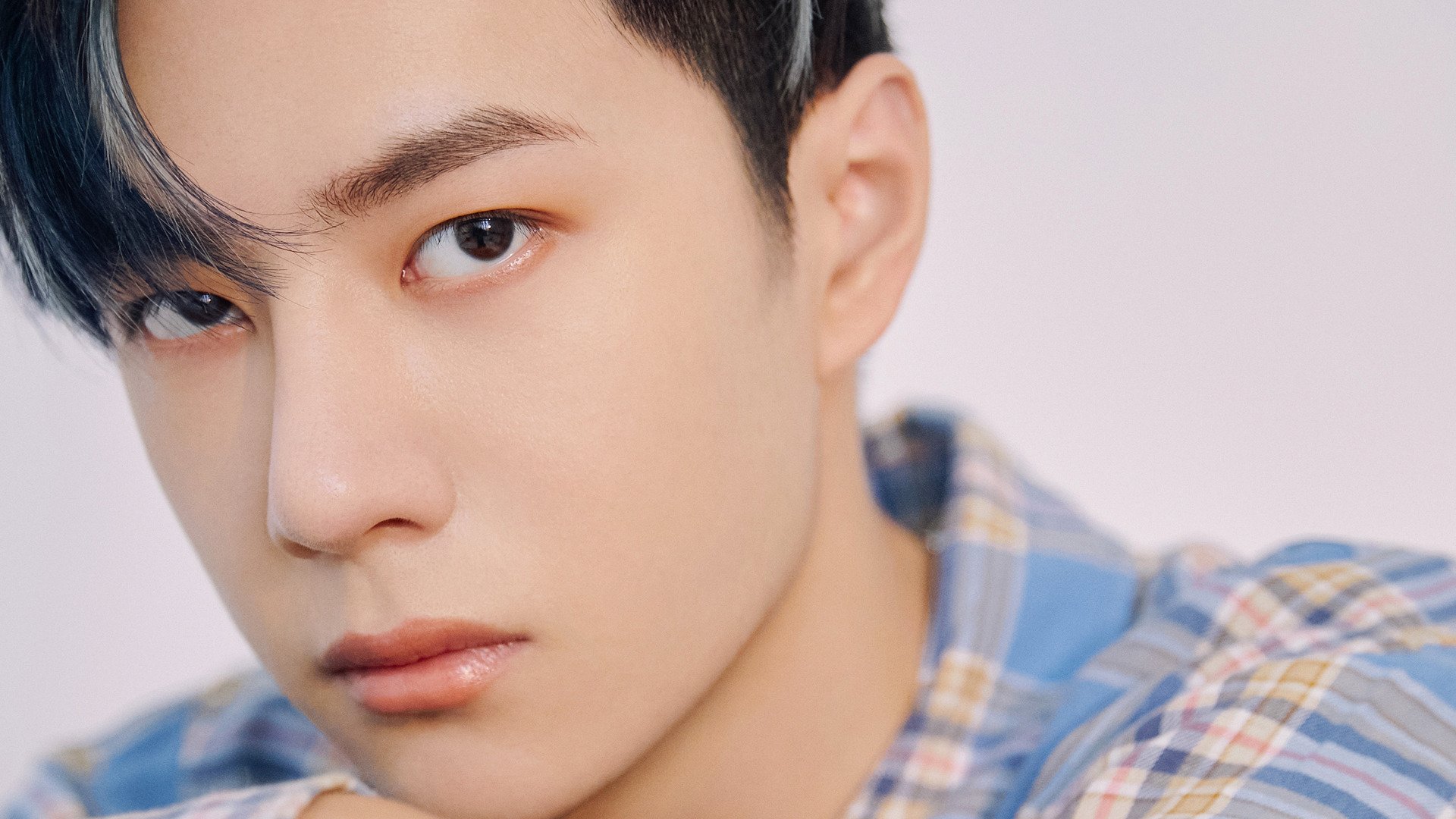 湖人新人训练中积极沟通迅速建立场上默契,湖人队的训练场